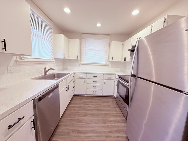 Building Photo - Charming 4BR with Modern Updates & Large Fenced Yard in SE Portland!