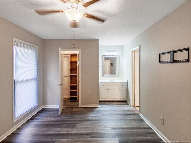 Building Photo - 6594 Honeysuckle Dr