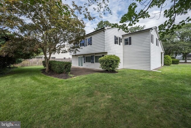 Building Photo - 1717 Country Club Dr