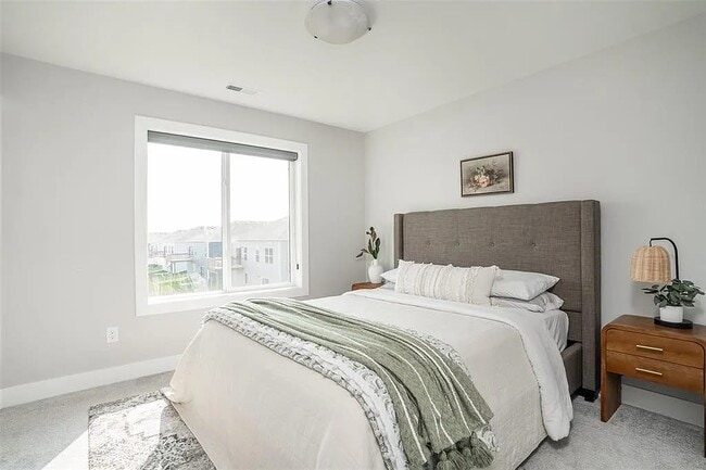 Building Photo - 3217 Lakeview Dr SE