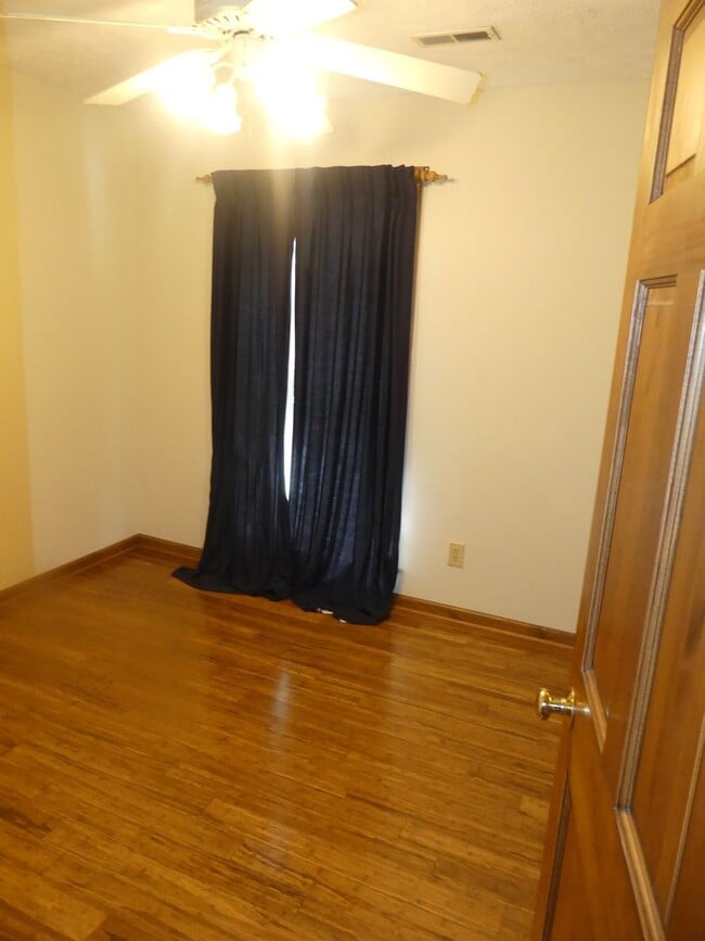 Building Photo - 4 bedroom home with inlaw suite in down to...