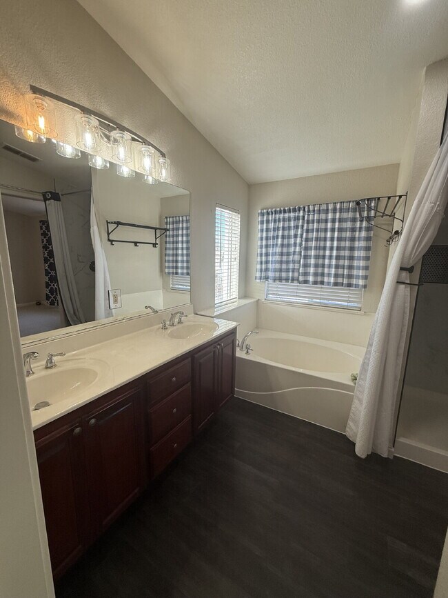 Building Photo - Charming 4-Bedroom, 3-Bathroom Single-Family Home