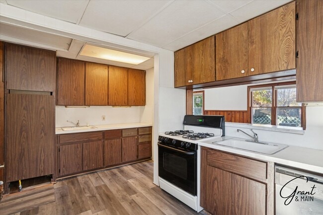 Building Photo - $1,100/month - 2 Bed 1 Bath