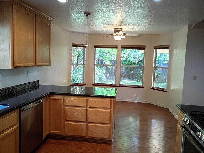 Building Photo - AVAILABLE NOW! excellent Fair Oaks Location 3 Bedroom Home!