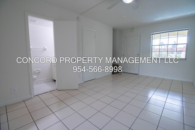 Building Photo - 2 Bedroom, 1.5 Bathroom Apartment with Poo...