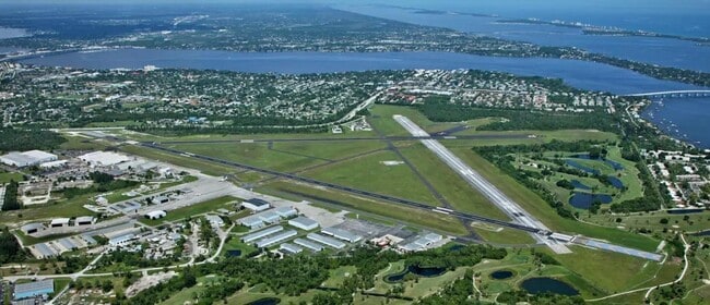 Building Photo - 1081 SE Monterey Rd