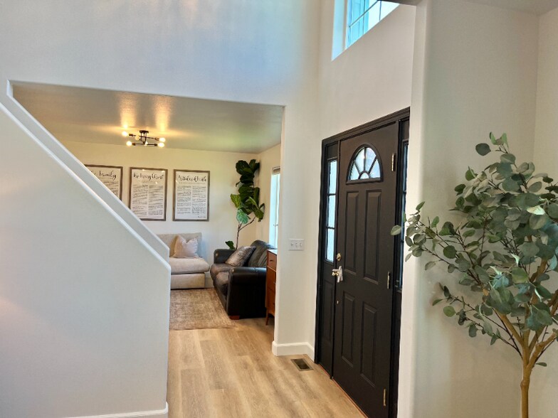 Building Photo - 305 E Inglewood Dr