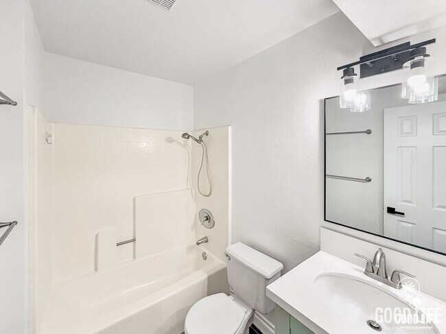 Building Photo - Great 3B/2BA Townhome in Oceanside!