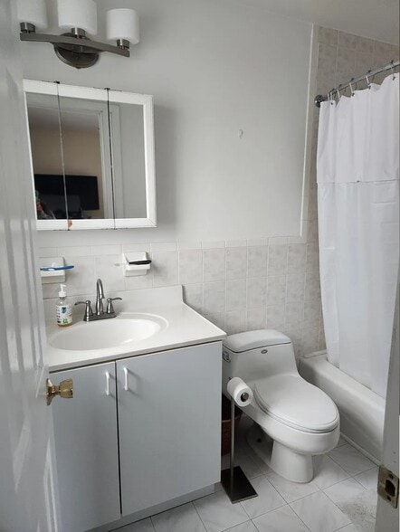 Primary Bathroom - 53 Prince St