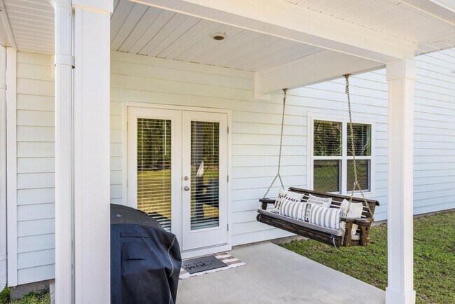 Building Photo - Hammock Oaks Estate Available in February!