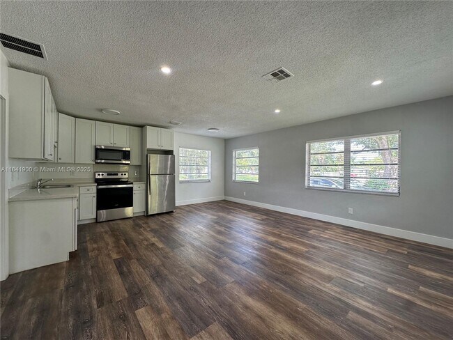 Building Photo - 3315 SW 15th Ave