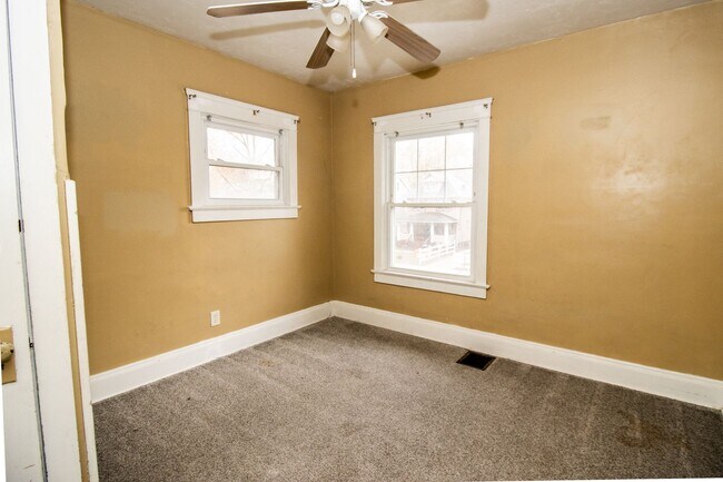 Building Photo - 9711 Parmelee Ave