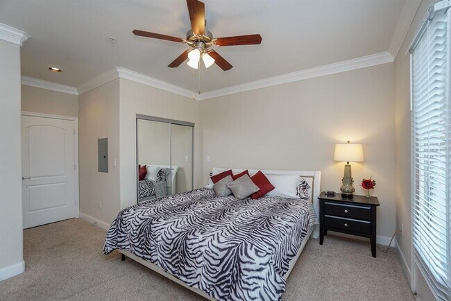 Building Photo - Fully Furnished Sugar Land Town Square Condo – Some Utilities Included