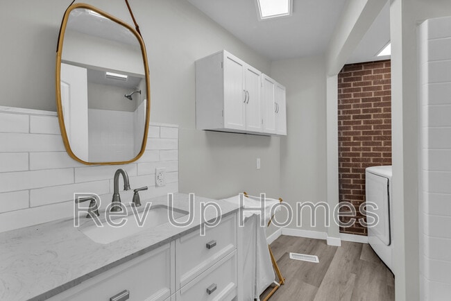 Building Photo - 309 E 200 S