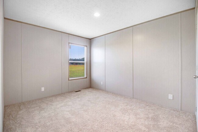 Building Photo - SPACIOUS 4 BR | 3 BA HOME W/ PLENTY OF PRI...