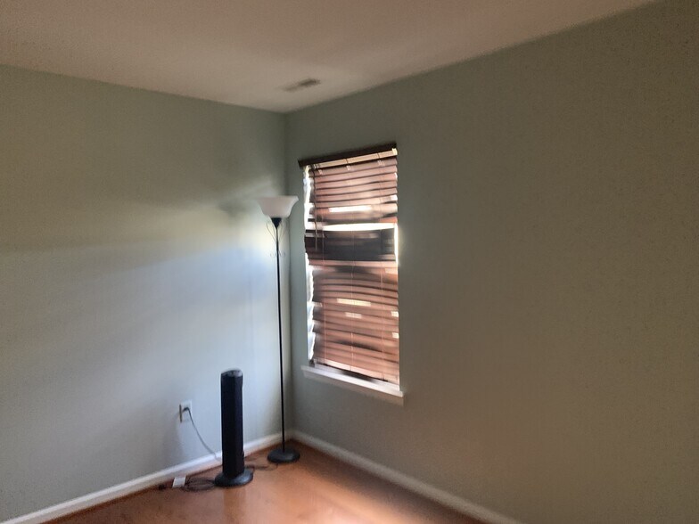 Building Photo - 805 Anna Ln