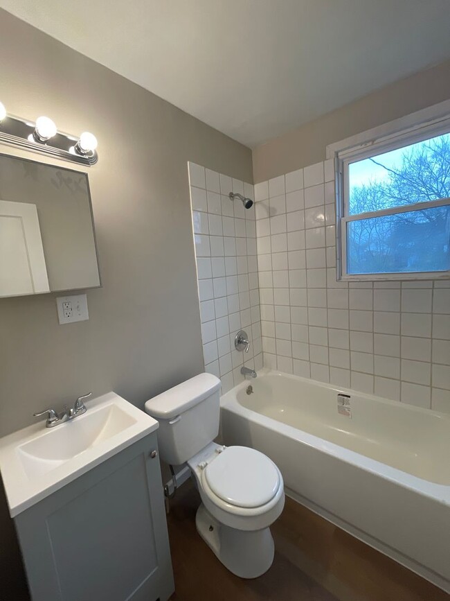 Building Photo - Welcome to this charming 2 bedroom, 1 bath...