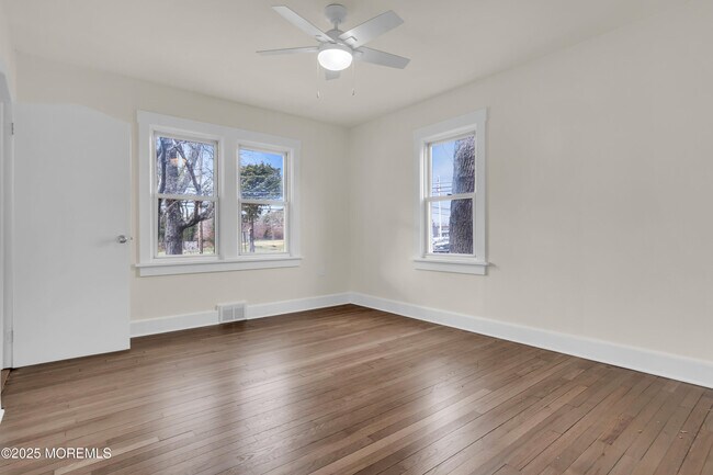 Building Photo - 2061 Lakewood Rd