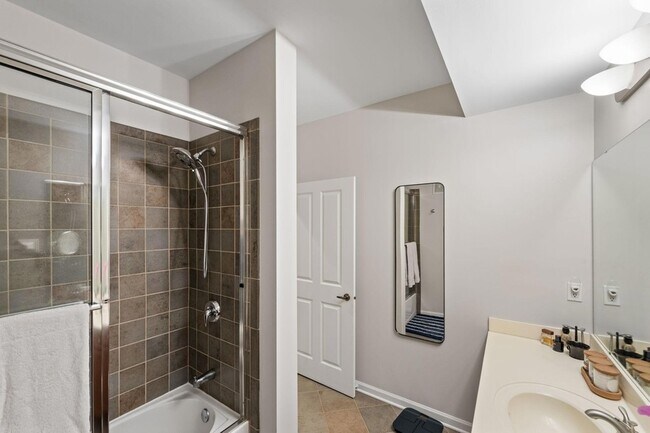 Building Photo - 1008 Portland Ave