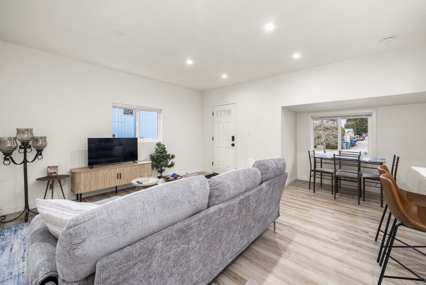 Building Photo - 815 SW Cloverdale St