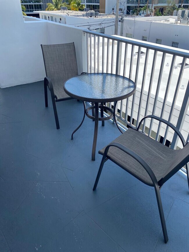 Building Photo - 335 Collins Ave