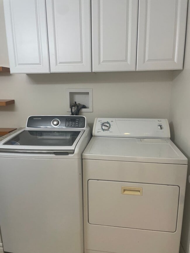 Building Photo - Nicely Maintained Clinton Home with Upgrades and Fenced Yard!