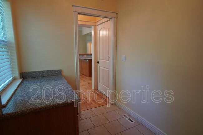 Building Photo - 871 N Grey Pebble Way