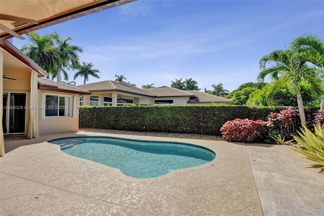 Building Photo - 2553 Jardin Manor