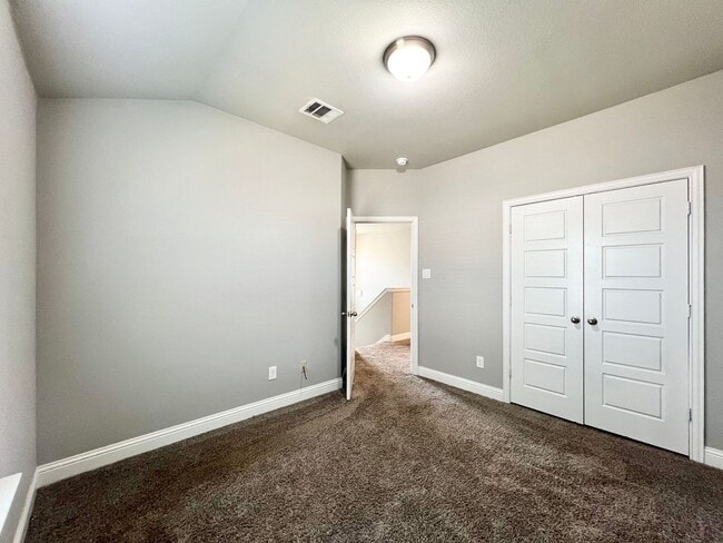 Building Photo - Modern Country Living Near I-35 – Stunning Duplex with Granite, Private Yard & Appliances Included!