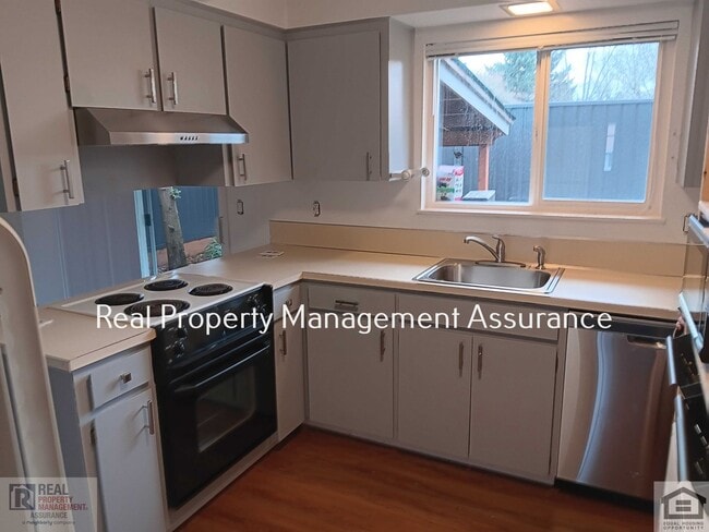 Building Photo - Charming 3BR/1.5BA Duplex Unit Now Availab...