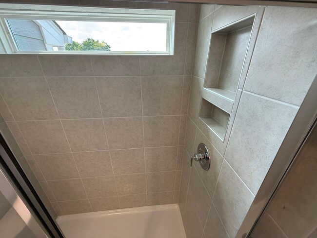 Building Photo - Brand New Townhome in Hickory Ridge School...