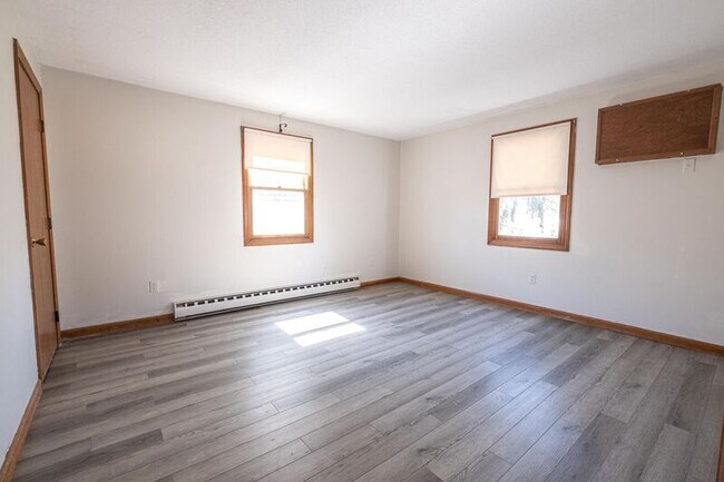 Building Photo - 54 Price St