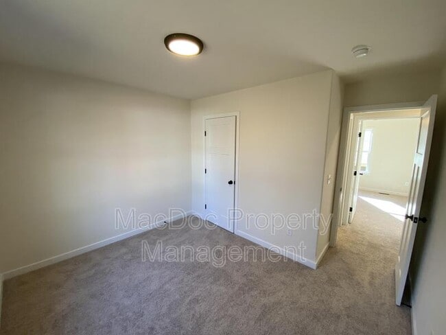 Building Photo - 64 Hickory Ln
