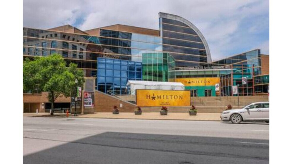 Building Photo - 633 E Main St