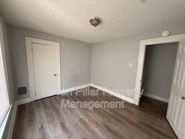 Building Photo - 1044 E 16th Ave
