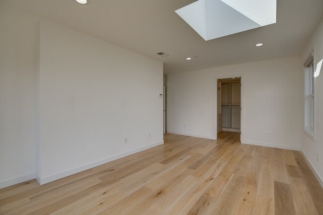 Building Photo - Stunning 5 Bedroom Juanita Bay Home For Rent!