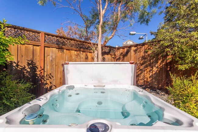 Building Photo - 10 - 22 Month FURNISHED Lease: Bring Indoor/Outdoor Living HOME with this 3bd+/2.5ba plus Pool & ...