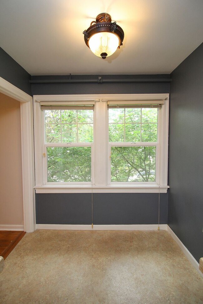 Building Photo - Upper Level Chasselton 1 Bedroom Condo in ...