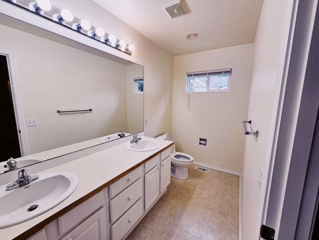 Building Photo - 3 Bed + Bonus Room 2.5 Bath Home Snohomish