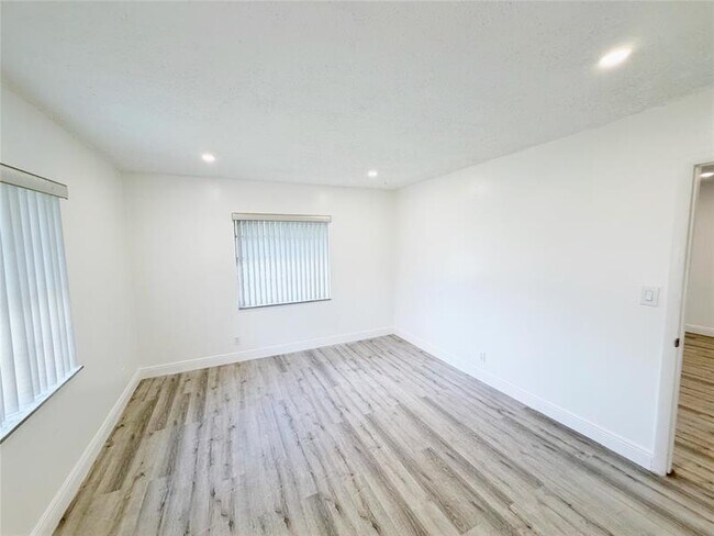 Building Photo - 2710 Riverside Dr