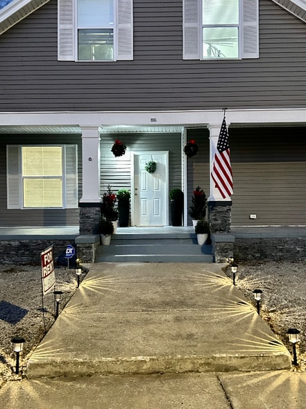 Building Photo - 404 E 18th St