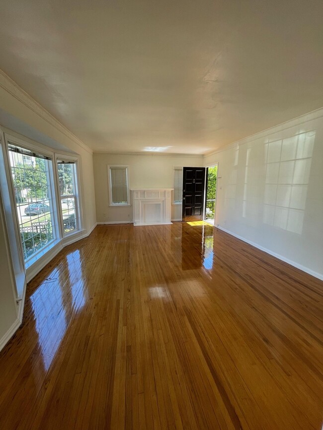 Living Room 1 - 413-417 Veteran Ave