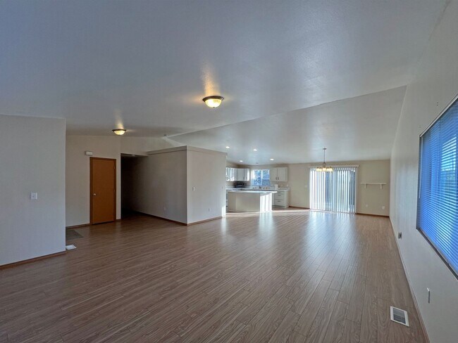 Building Photo - Price Drop!-Exceptional 2200 sq ft Three Bedroom 2 Bath Rambler in Fed Way - with A/C
