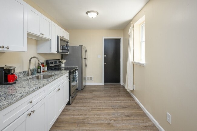 Building Photo - Beautifully renovated 4 BR/ 2 BA