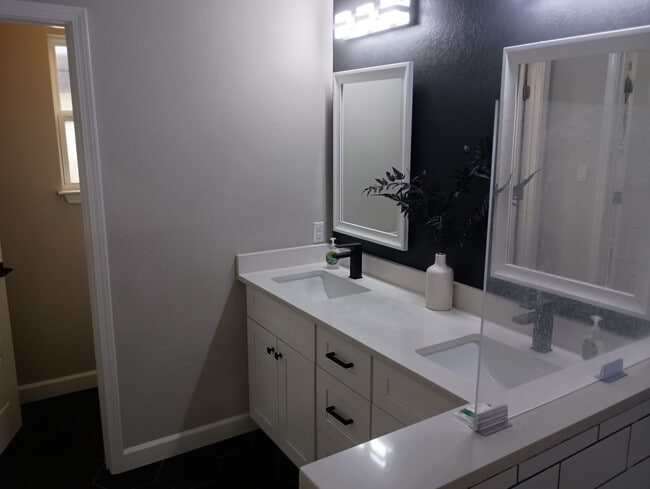Building Photo - Room in House on Mississippi