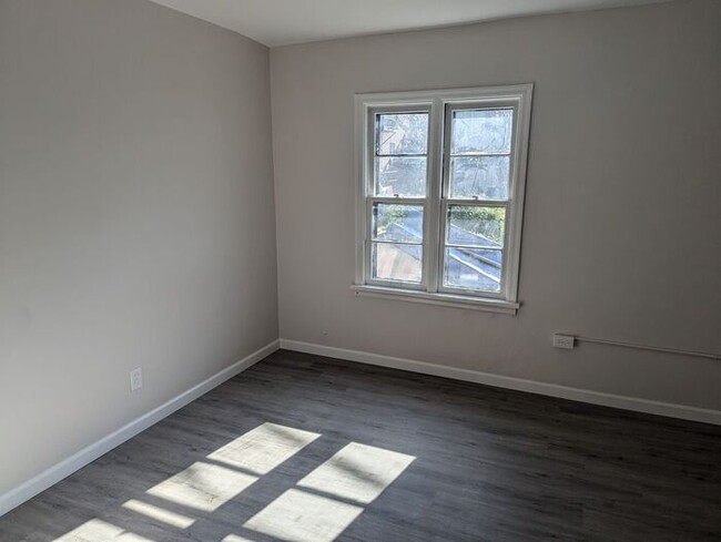 Building Photo - Efficient One Bedroom, Renovated and Upgra...