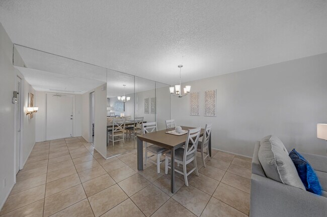 Building Photo - 575 Oaks Ln