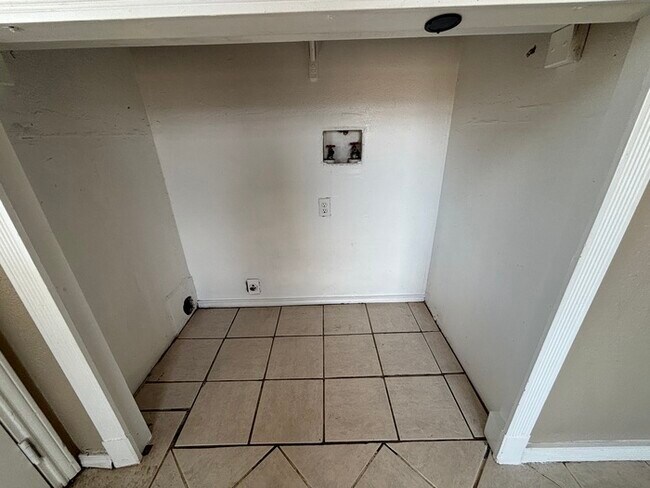 Building Photo - 3 bed 2 bath home