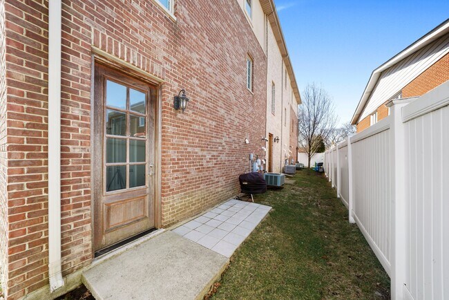 Building Photo - 829 S La Grange Rd-B
