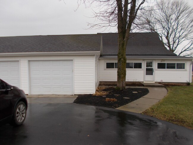 Building Photo - Large, beautiful Farm House in North Wayne...